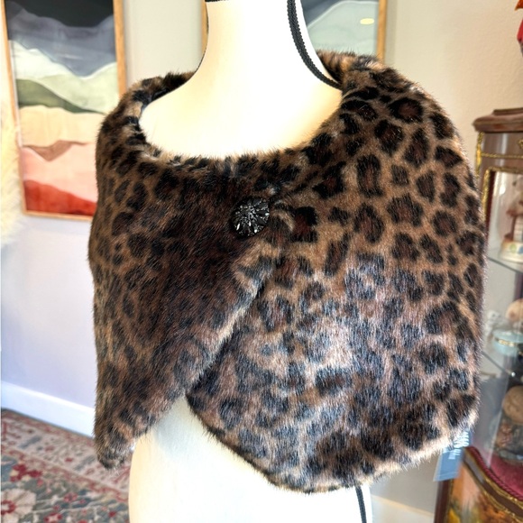 Tahari Leopard Faux Fur Cape - Picture 3 of 13